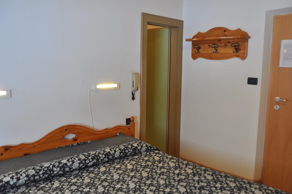 Hotel Casa Alpina Dobbiaco Camera foto